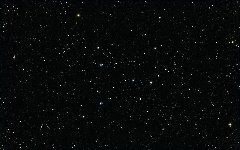 IMG_4929allLong1HeS2_scr3.jpg - Melotte 111 im Haar der Berenike mit sehr viele Hintergrundgalaxien,Canon EF 200 1:2.8L bei f/3.5 EOS 350D, 8 Bilder a ca. 9' (14.3.2008)